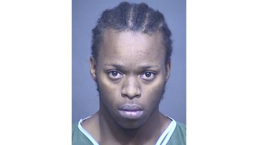 En esta imagen de la ficha policial proporcionada por el Departamento de Policía de Mesa, Arizona, se muestra a Iren Byers. (Cortesía del Departamento de Policía de Mesa vía AP)