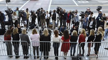 ARCHIVO - Un grupo de mujeres que han denunciado una presunta conducta sexual inapropiada del productor de Hollywood Harvey Weinstein y que se refieren a sí mismas como las Silence Breakers (Mujeres contra el silencio), se enfrentan a los medios durante una conferencia de prensa en el Ayuntamiento de Los Ángeles, el martes 25 de febrero de 2020, en Los Ángeles. El jueves 25 de abril de 2024, el máximo tribunal de Nueva York anuló la condena por violación de Harvey Weinstein en 2020 y ordenó un nuevo juicio. (Foto AP/Chris Pizzello, archivo)