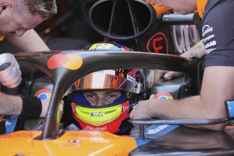 El piloto Oscar Piastri (McLaren) durante la primera práctica libre en el circuito Enzo y Dino Ferrari previo al Gran Premio de Emilia Romaña de la Fórmula Uno, el viernes 16 de mayo de 2025. (AP Foto/Antonio Calanni)