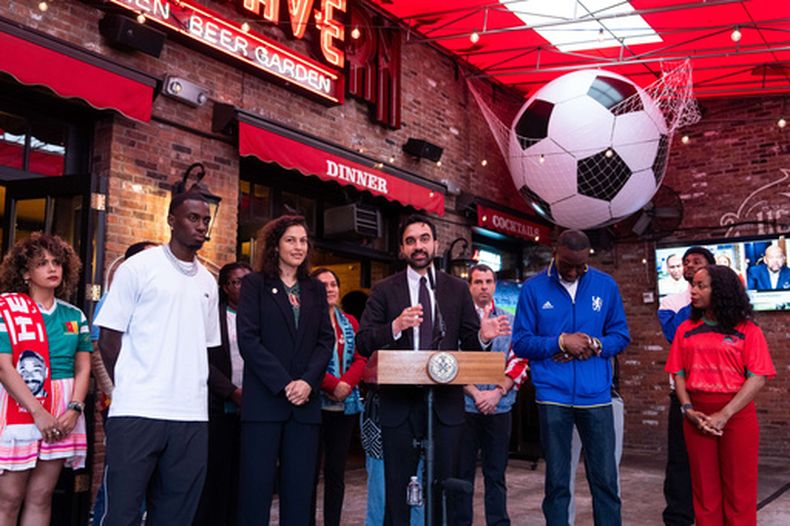 El alcalde de la ciudad de Nueva York, Zohran Mamdani (centro), acompañado por la estrella del fútbol estadounidense Tim Weah (segundo desde la izquierda), la encargada del Mundial para la ciudad de Nueva York, Maya Handa, y el miembro del consejo de Nueva York, Yusef Salaam, realiza un anuncio sobre el torneo de la Copa del Mundo de fútbol en Harlem Tavern, el jueves 21 de mayo de 2026 en Nueva York. (Foto AP/Adam Gray)