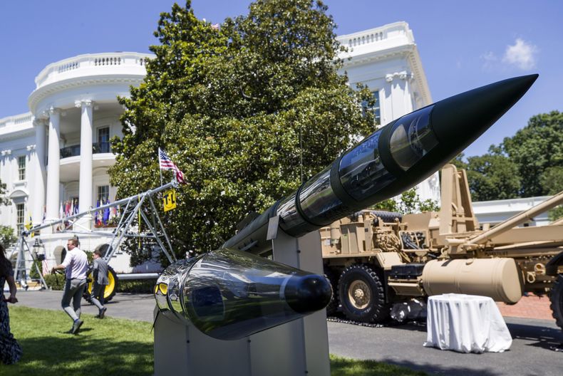 ARCHIVO - Un sistema de Defensa de Área de Gran Altitud Terminal (THAAD, por sus siglas en inglés) contra misiles balísticos, en una exhibición de Made in America en el Jardín Sur de la Casa Blanca, el 15 de julio de 2019, en Washington. (AP Foto/Alex Brandon, Archivo)