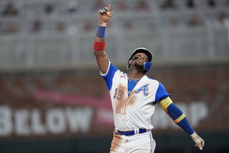 El venezolano Ronald Acuña Jr., de los Bravos de Atlanta, festeja luego de batear un jonrón ante los Nacionales de Washington, el sábado 30 de septiembre de 2023 (AP Foto/John Bazemore)