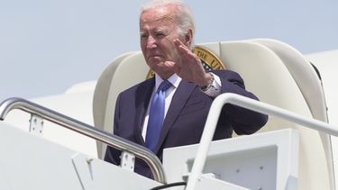 El presidente Joe Biden baja del Air Force One al llegar a la Base Andrews de la Fuerza Aérea en Maryland, el martes 23 de julio de 2024. (AP Foto/Manuel Balce Ceneta)