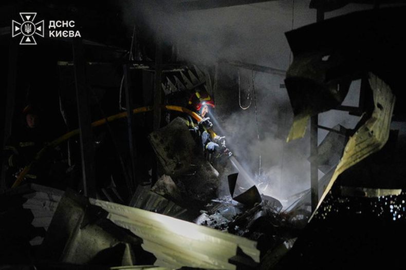 En esta imagen, distribuida por el Servicio de Emergencias de Ucrania, bomberos apagan un incendio tras un ataque ruso con misiles en Kiev, Ucrania, el 1 de septiembre de 2026. (Servicio de Emergencias de Ucrania vía AP)