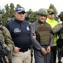 La policía escolta a Dairo Antonio Úsuga (al frente segundo de la derecha), líder del Clan del Golfo, para extraditarlo a Estados Unidos, en un aeropuerto militar en Bogotá. Foto provista por la Oficina de Prensa de la Presidencia de Colombia el 4 de mayo de 2022. (Oficina de Prensa de la Presidencia de Colombia vía AP)