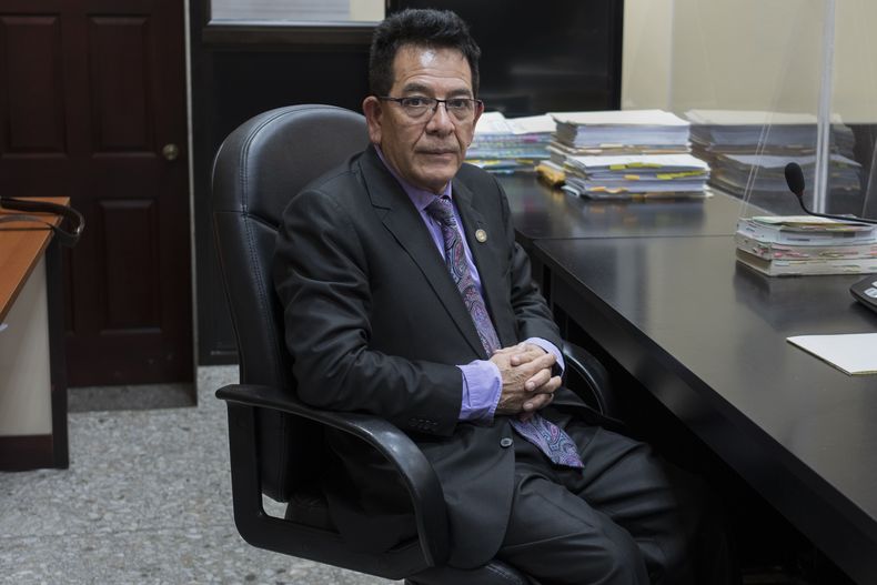 ARCHIVO - El juez Miguel Angel Gálvez posa para una foto durante el receso de una audiencia judicial en Ciudad de Guatemala el 11 de mayo de 2022. (AP Foto/Moises Castillo, Archivo)