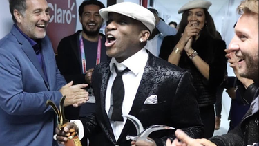 bonco, estelar comediante de america teve, arrasa con los premios en el  festival de vina del mar