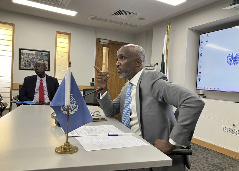 Mohamed Yahya, el recién nombrado coordinador residente y coordinador humanitario en Pakistán, habla en conferencia de prensa en Islamabad, Pakistán, el jueves 13 de junio de 2024. (AP Foto/Munir Ahmed)