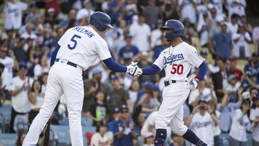 Mookie Betts de los Dodges de Los Ángeles celebra con Freddie Freeman tras pegar un jonrón en la primera entrada del juego ante los Angelinos de Los Ángeles el sábado 8 de julio del 2023. (AP Foto/Kyusung Gong)