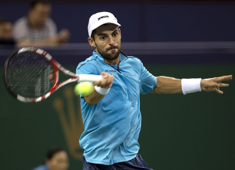 El colombiano Santiago Giarldo en acci&oacute;n contra John Isner en el Masters de Shanghai el 7 de octubre del 2013. Isner gan&oacute; 4-6, 7-5, 7-5 en un duelo de la primera ronda.  (AP Photo/Ng Han Guan)