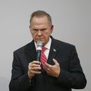 Trump regresa a EEUU, afronta escándalo de Roy Moore
