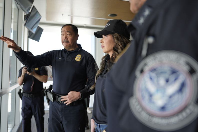 La secretaria de Seguridad Nacional de Estados Unidos Kristi Noem (centro) escucha mientras Sidney Aki, director de operaciones de campo del Servicio de Aduanas y Protección Fronteriza (izq), habla en el puerto de entrada de San Ysidro en San Diego, California, el 16 de marzo del 2025. (Foto AP/Alex Brandon)