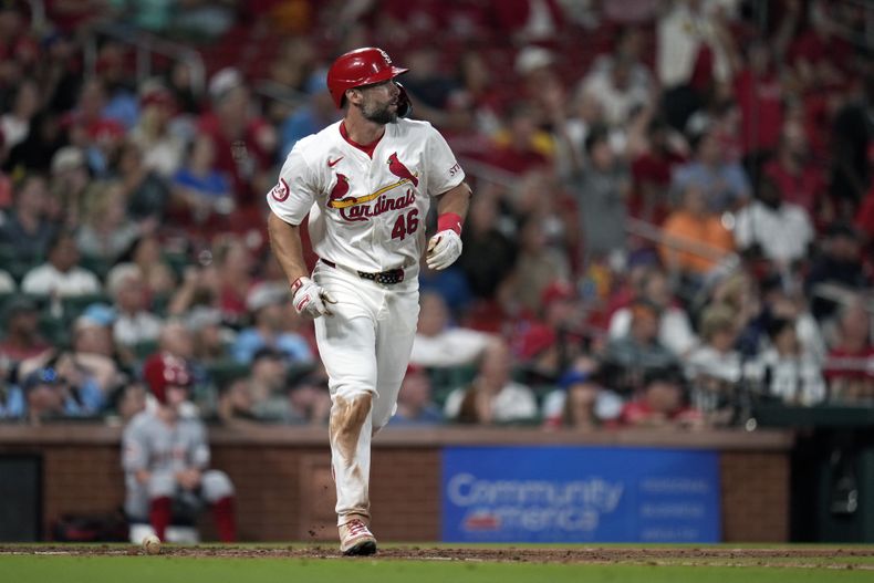 Paul Goldschmidt, de los Cardenales de San Luis, observa la pelota al conectar un doblete productor frente a los Rojos de Cincinnati, el miércoles 11 de septiembre de 2024 (AP Foto/Jeff Roberson)