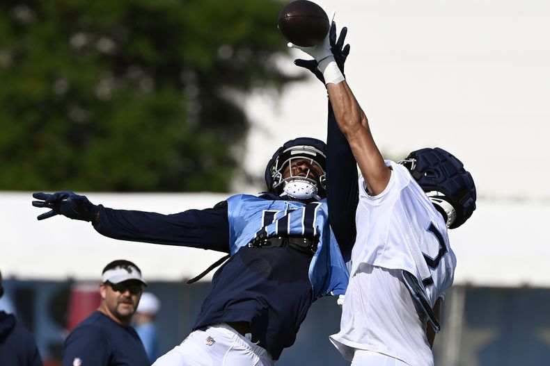 El cornerback de los Titans de Tennessee Caleb Farley evita que el receptor DeAndre Hopkins atrape el balón durante un entrenamiento del equipo el martes 30 de julio del 2024. (AP Foto/Mark Zaleski)