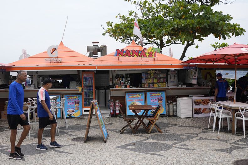 El restaurante Nana 2 donde cuatro médicos fueron baleados opera de manera regular en la playa del vecindario Barra de Tijuca, en Río de Janeiro, Brasil, el jueves 5 de octubre de 2023. (AP Foto/Silvia Izquierdo)