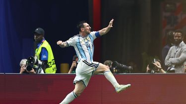Lionel Messi celebra tras anotar el segundo gol de Argentina en la victoria 3-2 ante Egipto en los octavos de final del Mundial, el martes 7 de julio de 2026, en Atlanta. (AP Foto/Colin Hubbard)