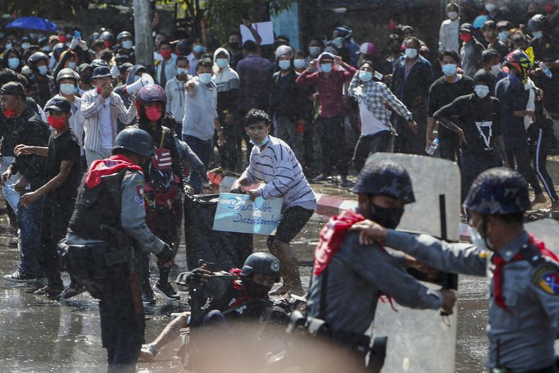 Una protesta en Mandalay, Myanmar el 9 de febrero de 2021.. (Foto AP)