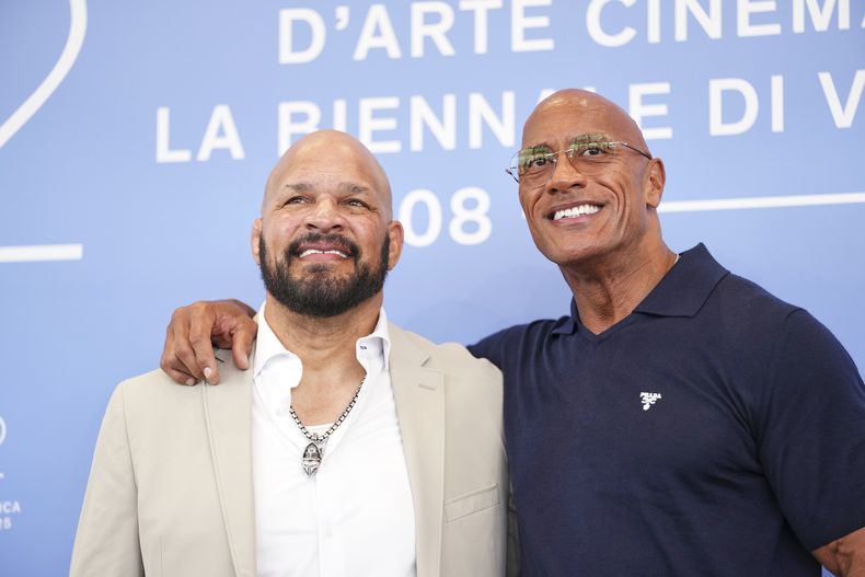 Mark Kerr, a la izquierda, y Dwayne Johnson posan en la sesión fotográfica de la película The Smashing Machine durante la 82ª edición del Festival de Cine de Venecia en Venecia, Italia, el lunes 1 de septiembre de 2025. (Foto Scott A Garfitt/Invision/AP)