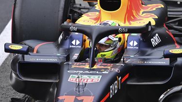 El piloto de Red Bull, el mexicano Sergio Pérez, durante la sesión de clasificación para el Gran Premio de Inglaterra, el sábado 8 de julio de 2023, en Silverstone, Inglaterra. (Christian Bruna/Pool photo via AP)