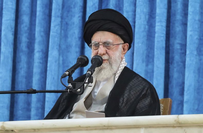 Foto difundida por el website oficial del despacho del líder supremo iraní ayatolá Alí Jamenei en una ceremonia en las afueras de Teherán el 4 de junio del 2025. (Despacho del líder supremo iraní via AP)