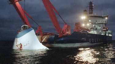 ARCHIVO - En esta foto de archivo del 19 de noviembre de 1994 ,la puerta de proa del ferry de pasajeros hundido M/S Estonia se extrae del fondo del mar frente a la isla Uto, en el mar Báltico. (Jaakko Aiikainen/Lehtikuva vía AP, Archivo)