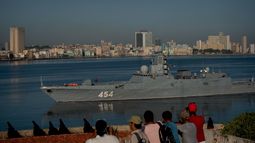 ARCHIVO - La fragata Almirante Gorshkov de la Armada rusa llega al puerto de La Habana, Cuba, el 24 de junio de 2019. Funcionarios cubanos anunciaron el 6 de junio de 2024 que tres buques de guerra y un submarino rusos, incluido el Gorshkov, llegarán a La Habana a partir del 12 de junio. (AP Foto/Ramón Espinosa, Archivo)