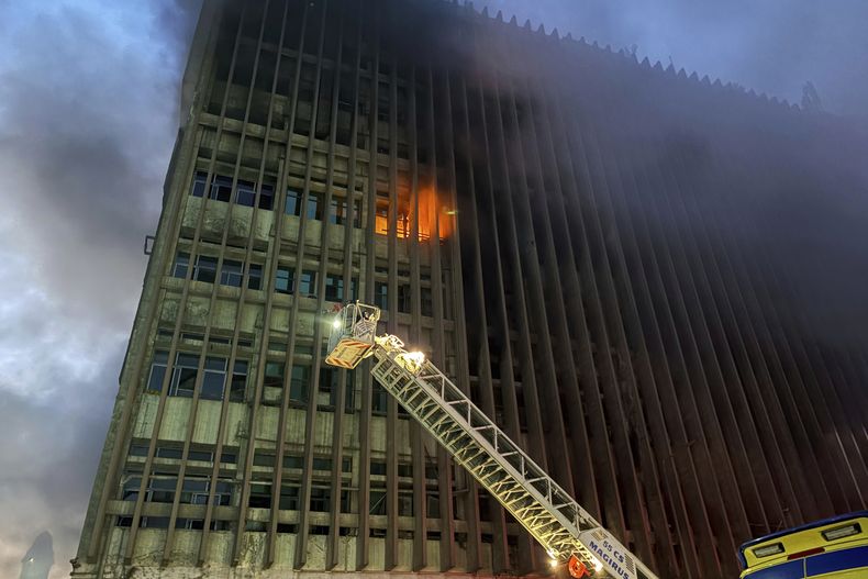 Bomberos combaten llamas tras un incendio en un edificio de telecomunicaciones en el centro de El Cairo, el domingo 7 de julio de 2025. (AP Foto/Ahmed Hatem)