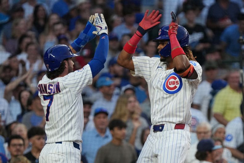 Kevin Alcántara, derecha, de los Cachorros de Chicago, es felicitado por Dansby Swanson después de batear un cuadrangular de dos carreras en el juego de béisbol de Grandes Ligas contra los Dodgers de Los Ángeles durante la segunda entrada, el lunes 3 de agosto de 2026, en Chicago. (AP Foto/David Banks)
