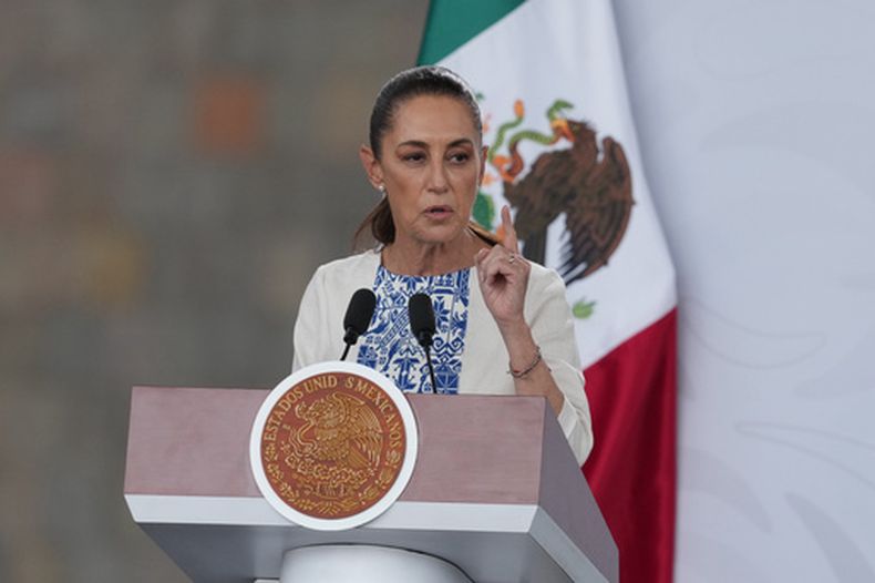 La presidenta mexicana Claudia Sheinbaum habla durante una reunión con líderes empresariales el lunes 4 de mayo de 2026, en Ciudad de México. (AP Foto/Fernando Llano)