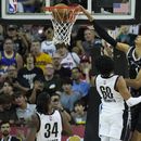 Victor Wembanyama, de los Spurs de San Antonio, retaca el balón sobre Justin Minaya, de los Trail Blazers de Portland, durante la primera mitad del juego de baloncesto de la Liga de Verano de la NBA, el domingo 9 de julio de 2023, en Las Vegas. (AP Foto/John Locher)