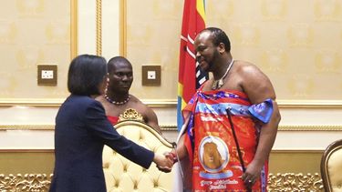 La presidenta taiwanesa Tsai Ing-wen (izq) con el rey Mswati III de Esuatini en el palacio real de Ludzidzini, Esuatini, el 5 de septiembre del 2023. (AP foto)