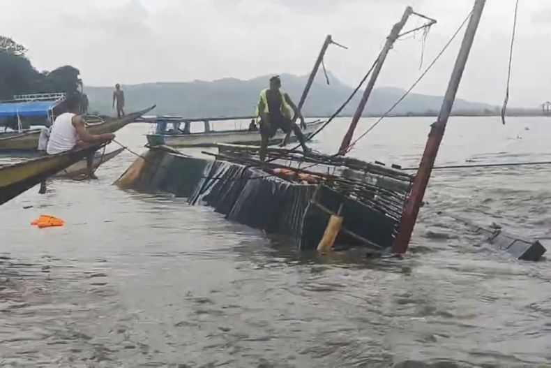 En esta imagen de un video proporcionado por la Guardia Costera de Filipinas, se observan las operaciones de rescate tras un naufragio en Binangonan, Filipinas, el 27 de julio de 2023. (Guardia Costera de Filipinas vía AP)