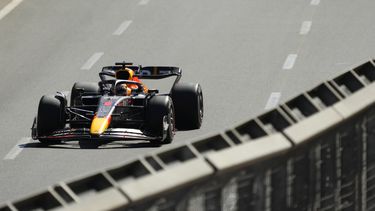 Verstappen gana en Azerbaiyán y abandono de Leclerc