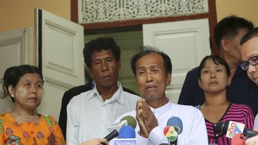 americateve | Tun tun Htike, padre de un inmigrante de Mianmar arrestado, Win Zaw Htun, habla con la prensa mientras Thing Shwe Aug, izq., Phu Shwe Nusegundo de la izquierda, padrees de Zaw Lin  y May Thein , madre de Win Zaw Htun escuchan en la embajada de Mianmar en