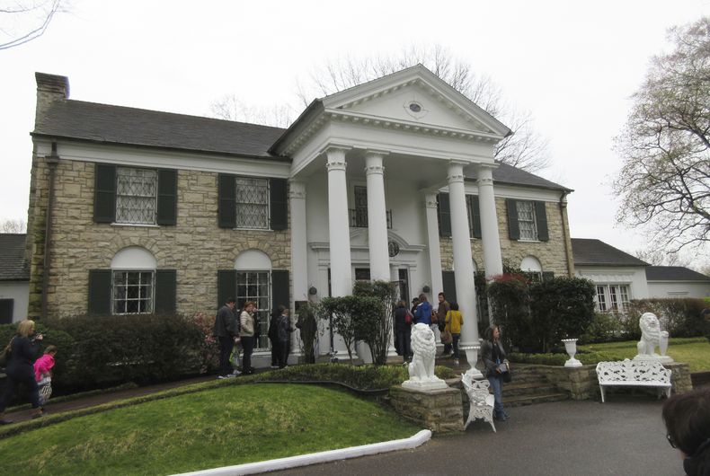 ARCHIVO - Visitantes se preparan para recorrer Graceland en Memphis, Tennessee el 13 de marzo de 2017. (Foto AP/Beth J. Harpaz, archivo)