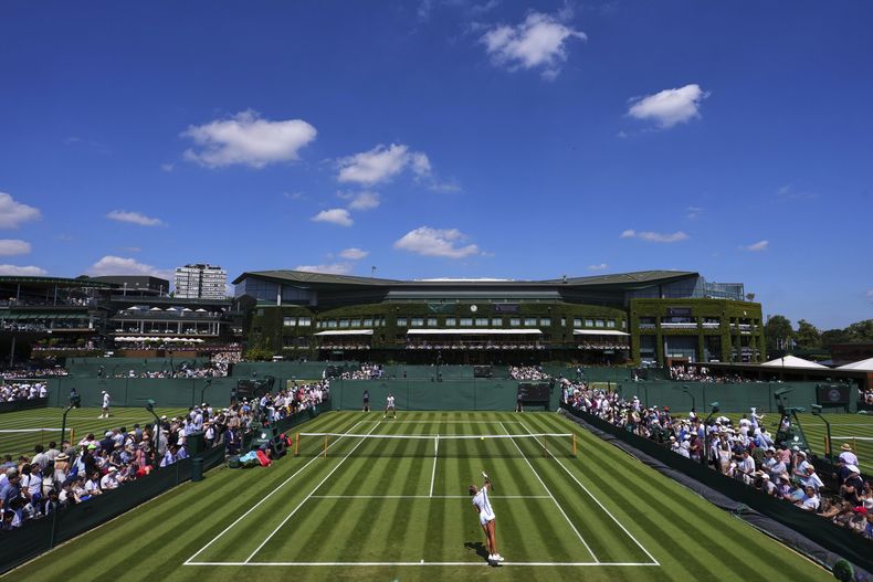 Vista general del partido entre Diane Perry y Petra Martic en Wimbledon, el lunes 30 de junio de 2025, en Londres. (AP Foto/Kirsty Wigglesworth)