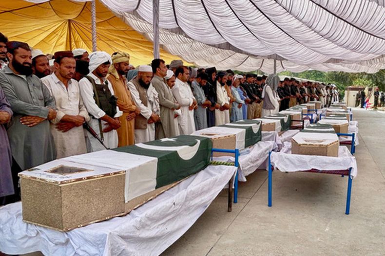 Personas ofrecen oraciones fúnebres por los policías que murieron en el atentado suicida perpetrado durante la noche en un puesto de seguridad en Fatah Khel, en Bannu, un distrito de la provincia pakistaní de Khyber Pakhtunkhwa, fronteriza con Afganistán, el domingo 10 de mayo de 2026. (Foto AP/Aamad Khattak)