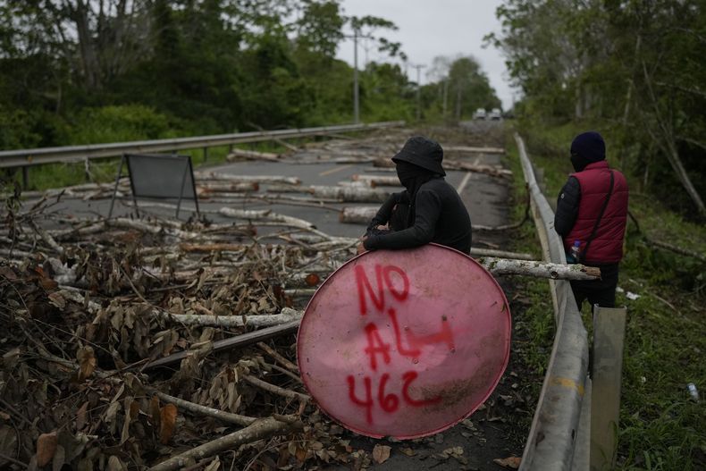 Manifestantes antigubernamentales bloquean la Carretera Panamericana para protestar contra una ley de reforma de pensiones en Arimae, Panamá, el jueves 5 de junio de 2025. (AP Foto/Matias Delacroix)