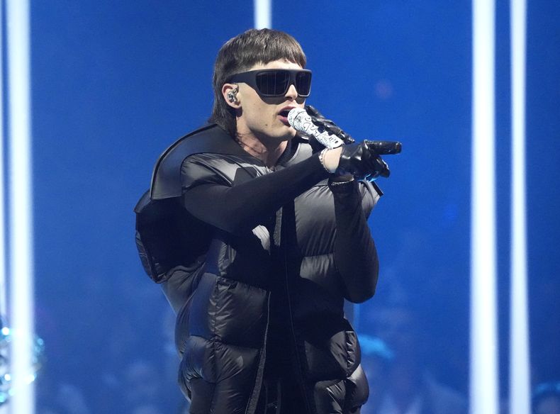 ARCHIVO - Peso Pluma durante su presentación en los Premios MTV a los Videos Musicales el martes 12 de septiembre de 2023, en el Prudential Center en Newark, Nueva Jersey. Tras semanas de controversia, Peso Pluma canceló su participación en el Festival Internacional de la Canción de Viña del Mar argumentando motivos personales, informaron los organizadores del festival el viernes 23 de febrero de 2024. (Foto Charles Sykes/Invision/AP, archivo)