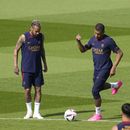 Kylian Mbappé (centro) se ejercita en el centro de entrenamiento del Paris Saint-Germain, a un costado del brasileño Neymar (izquierda), el jueves 20 de julio de 2023, en Poissy, al oeste de París. (AP Foto/Christophe Ena)