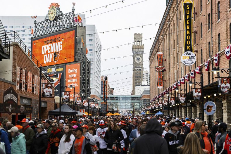 Una multitud de fanáticos camina por Camden Yards antes del juego entre los Orioles de Baltimore y los Angelinos de Los Ángeles, el jueves 28 de marzo de 2024 (AP Foto/Julia Nikhinson)