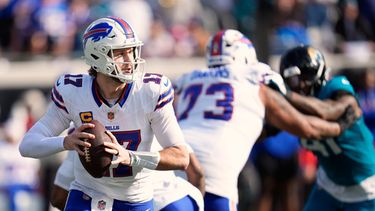 ARCHIVO - Josh Allen (17), quarterback de los Bills de Buffalo, busca un receptor durante la segunda mitad del juego de comodines de los playoffs de la NFL contra los Jaguars de Jacksonville, el 11 de enero de 2026, en Jacksonville, Florida. (AP Foto/John Raoux, Archivo)