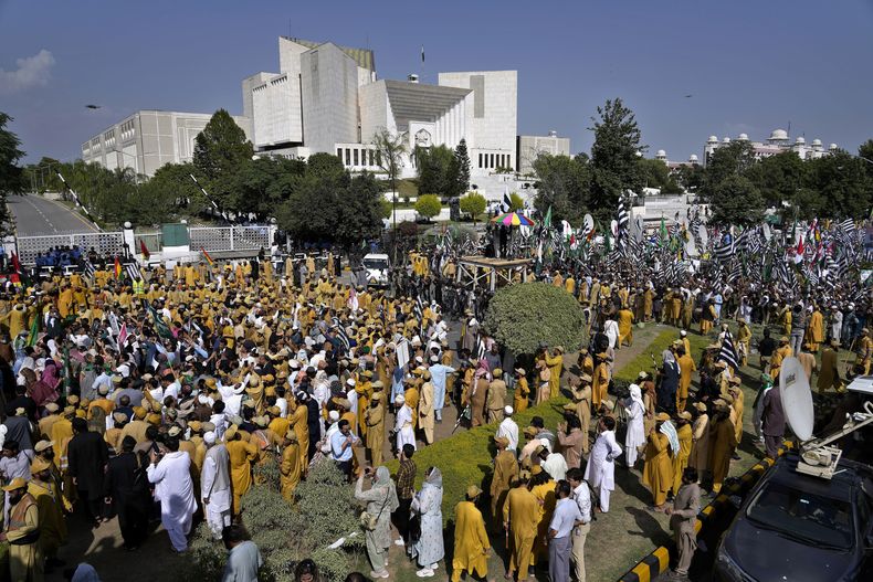 Simpatizantes de la Alianza Democrática de Pakistán protestan afuera de la Corte Suprema, en Islamabad, el lunes 15 de mayo de 2023. (AP Foto/Anjum Naveed)