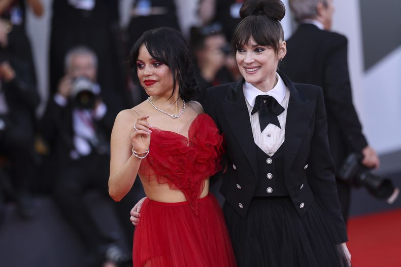 Jenna Ortega, izquierda, y Winona Ryder posan para fotógrafos a su llegada al estreno de la película Beetlejuice Beetlejuice y a la ceremonia de apertura de la 81ª edición del Festival de Cine de Venecia en Venecia, Italia, el miércoles 28 de agosto de 2024. (Photo by Vianney Le Caer/Invision/AP)