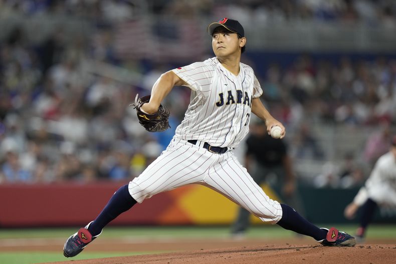 ARCHIVO - El pitcher japonés Japan Shota Imanaga lanza ante Estados Unidos en la final del Clásico Mundial de Béisbol, el martes 21 de marzo de 2023, en Miami. (AP Foto/Wilfredo Lee)