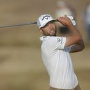 Sam Burns, de Estados Unidos, hace un tiro en el hoyo 16 durante la tercera ronda del Abierto Británico de Golf, en el club de golf Royal Birkdale, el sábado 18 de julio de 2026, en Southport, Inglaterra. (AP Foto/Peter Morrison)