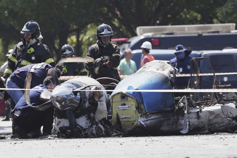 Bomberos acuden al lugar donde se estrelló una avioneta en Sao Paulo, Brasil, el 7 de febrero del 2025. (AP Photo/Ettore Chiereguini)