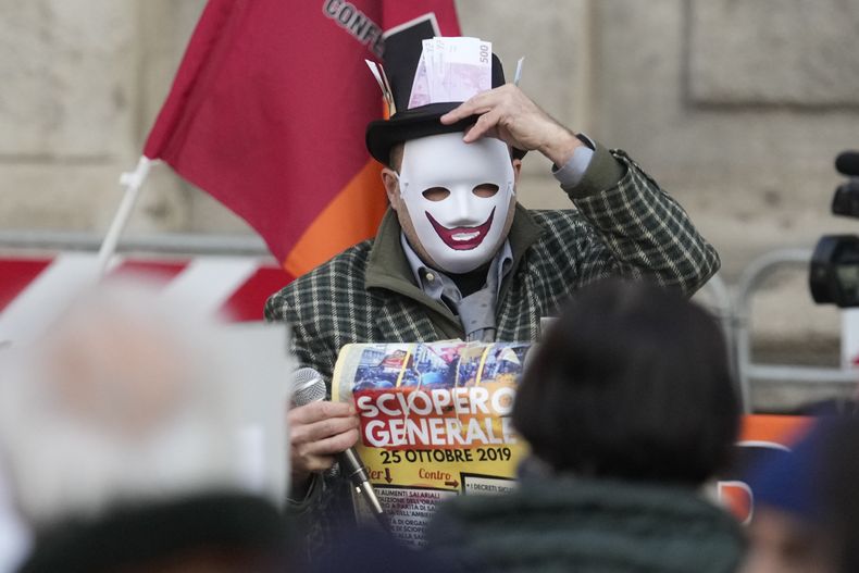 Activistas sindicalizados protestan contra el gobierno de la primera ministra Giorgia Meloni fuera del teatro La Scala en Milán, previo a la función inaugural de temporada de Don Carlo de Giuseppe Verdi, el 7 de diciembre de 2023. El reconocimiento de la ópera lírica italiana como Patrimonio Cultural Inmaterial de la Humanidad será exaltado el jueves con el estreno de “Don Carlo”. (Foto AP/Luca Bruno)