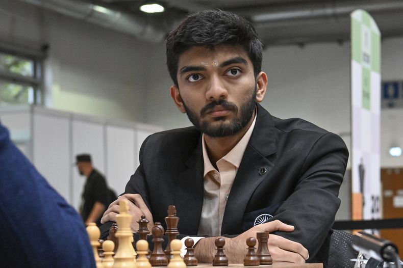 Gukesh D, de la India, durante su partida ante el húngaro Richard Rapport en la sexta ronda de la 45ta Olimpiada de Ajedrez, el 16 de septiembre de 2024, en Budapest, Hungría. (Tibor Illyes/MTI vía AP, Archivo)