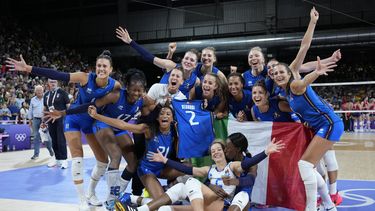 Las jugadoras de Italia celebra tras vencer a Estados Unidos para ganar la medalla de oro del voleibol femenino de los Juegos Olímpicos de París, el domingo 11 de agosto de 2024. (AP Foto/Alessandra Tarantino)